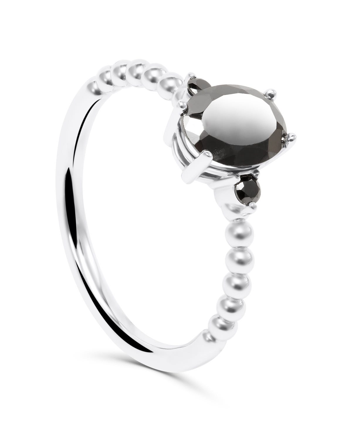 Un anillo de oro blanco de 14 quilates con una piedra zirconia negra en forma de corazón. El anillo es elegante y original