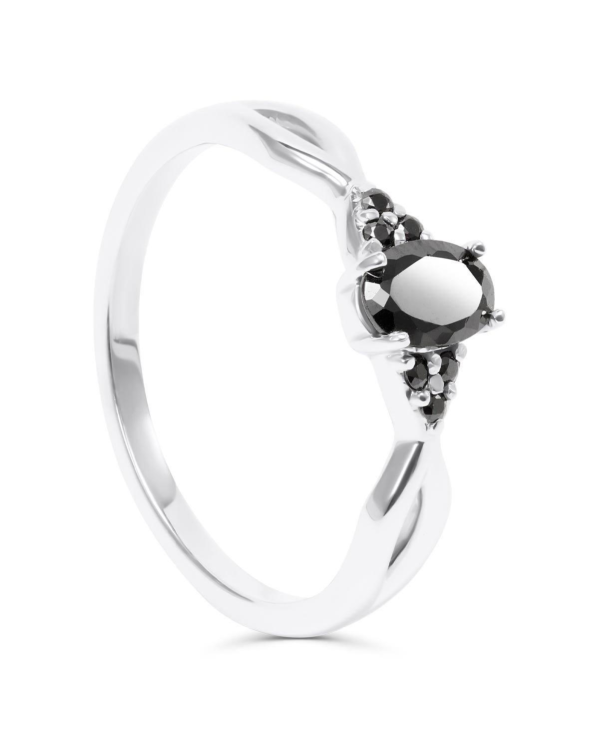 Un anillo de oro blanco de 14 quilates con una zirconia negra en forma de pera y otras dos más pequeñas alrededor. El anillo tiene un diseño de banda retorcida que le da un toque moderno y sofisticado. 