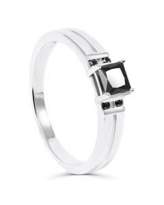 Un anillo de oro blanco de 14 quilates con una zirconia negra cuadrada y dos pequeñas a cada lado. El anillo tiene un diseño elegante y moderno que resalta la belleza de las zirconias negras. 