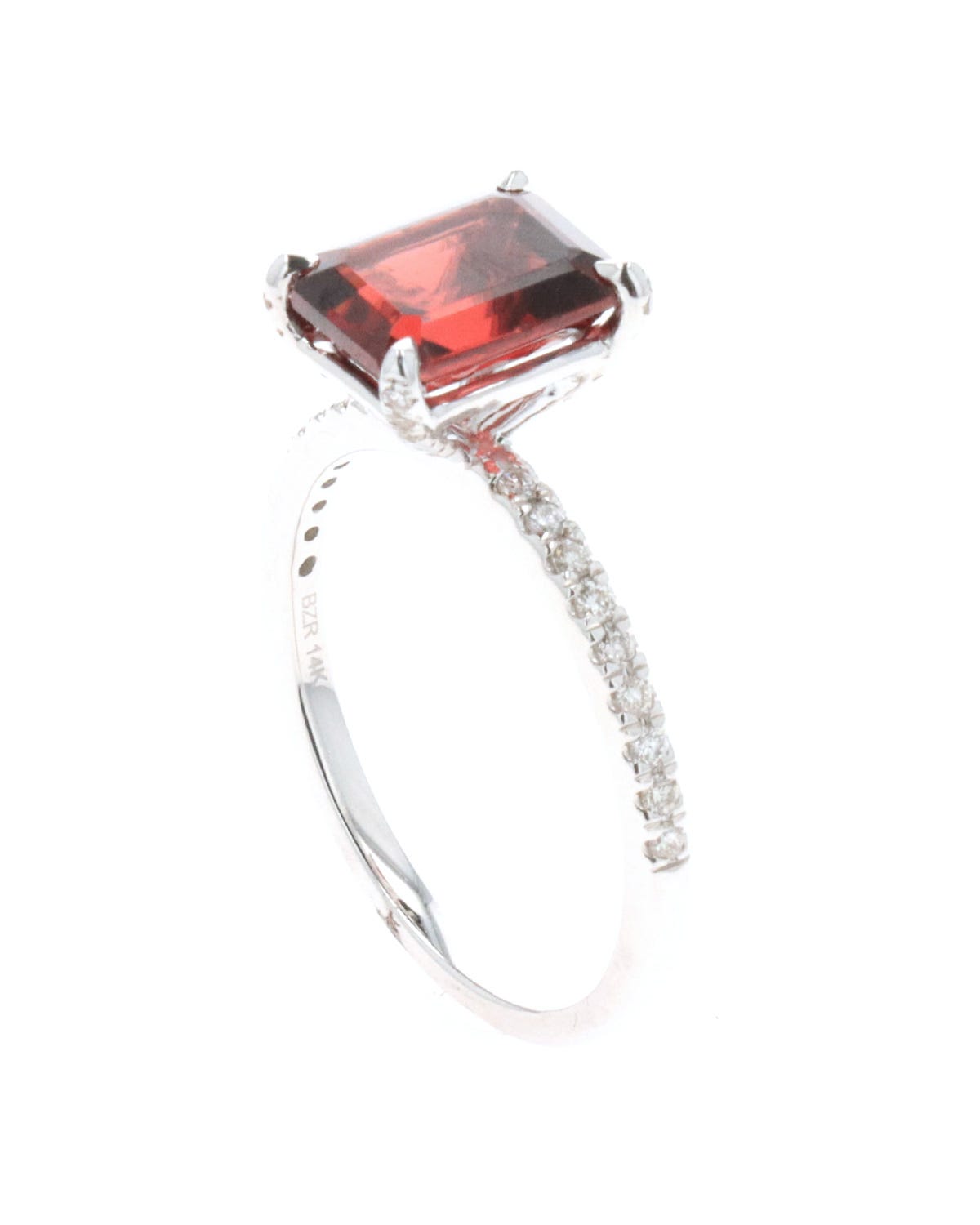 Anillo de oro blanco 14k con 25 pts de diamante y granate