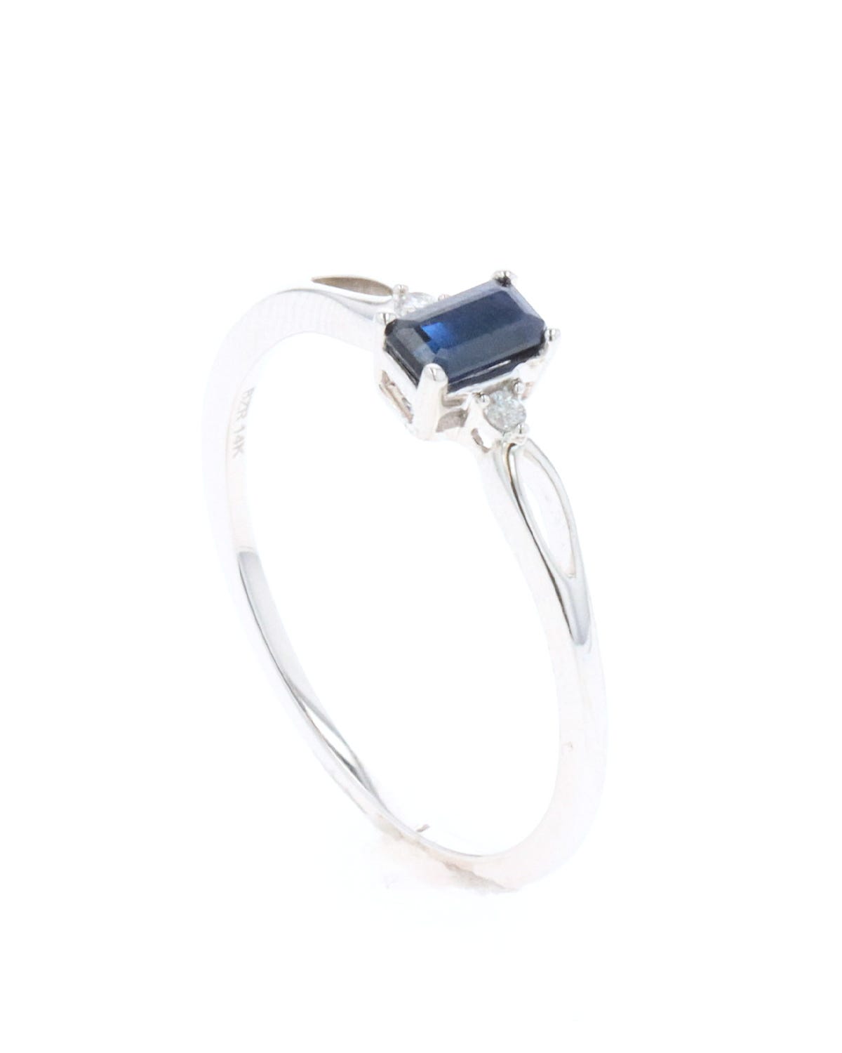 Anillo de oro blanco 14k con 3 pts de diamante y zafiro
