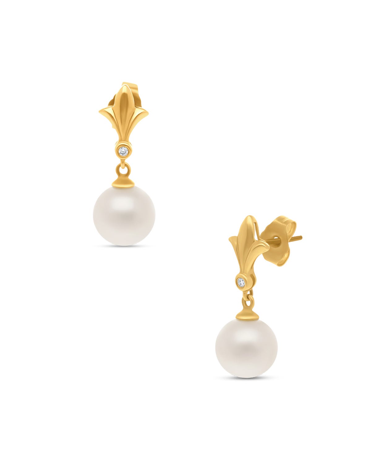 Imagen de los aretes en un fondo suave, con enfoque en las perlas y zirconias que destaquen la elegancia del diseño.
