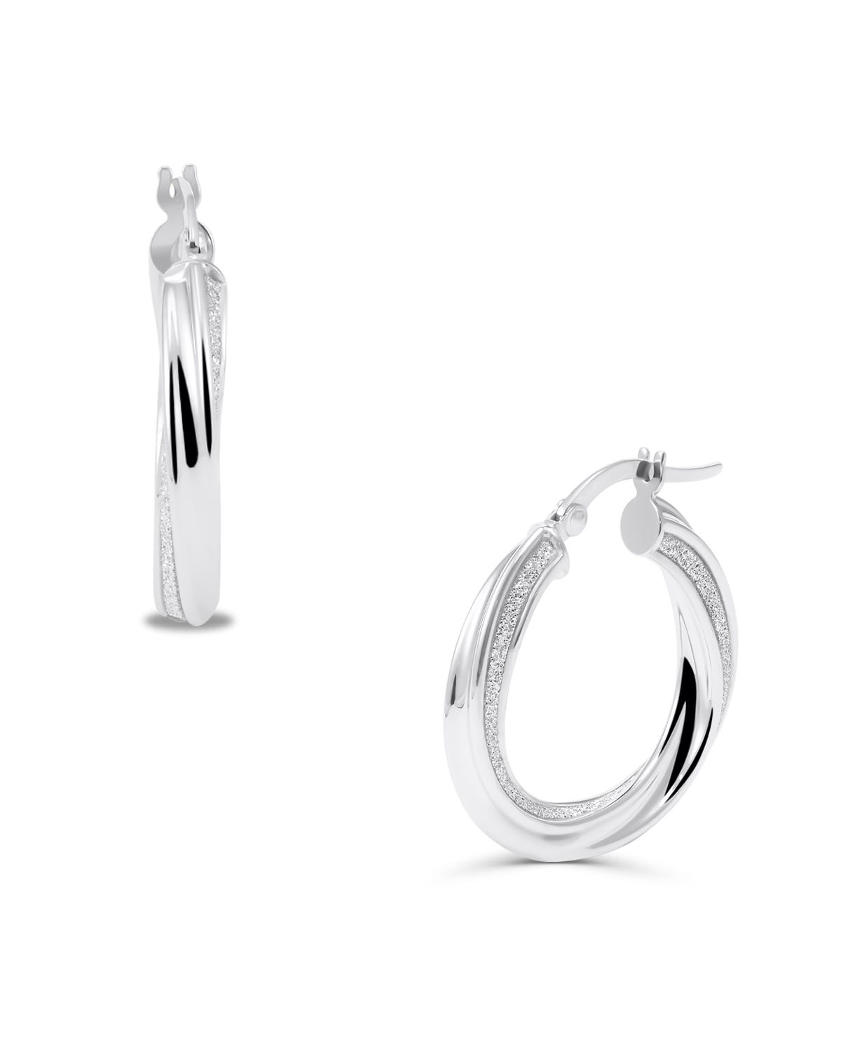 Arracadas de oro blanco de 14 quilates con polvo de zirconias y brillo sofisticado. Tamaño: 15 mm.