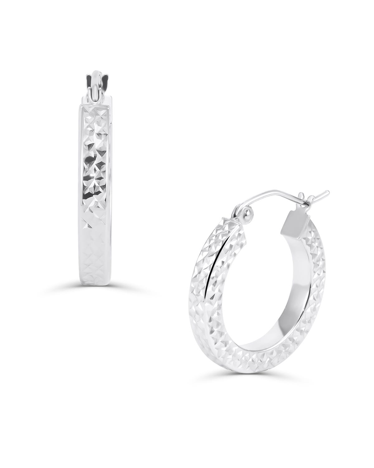 Arracadas de oro blanco de 14 quilates con color neutro y elegante que combina con todo. Tamaño: sencillo y discreto.