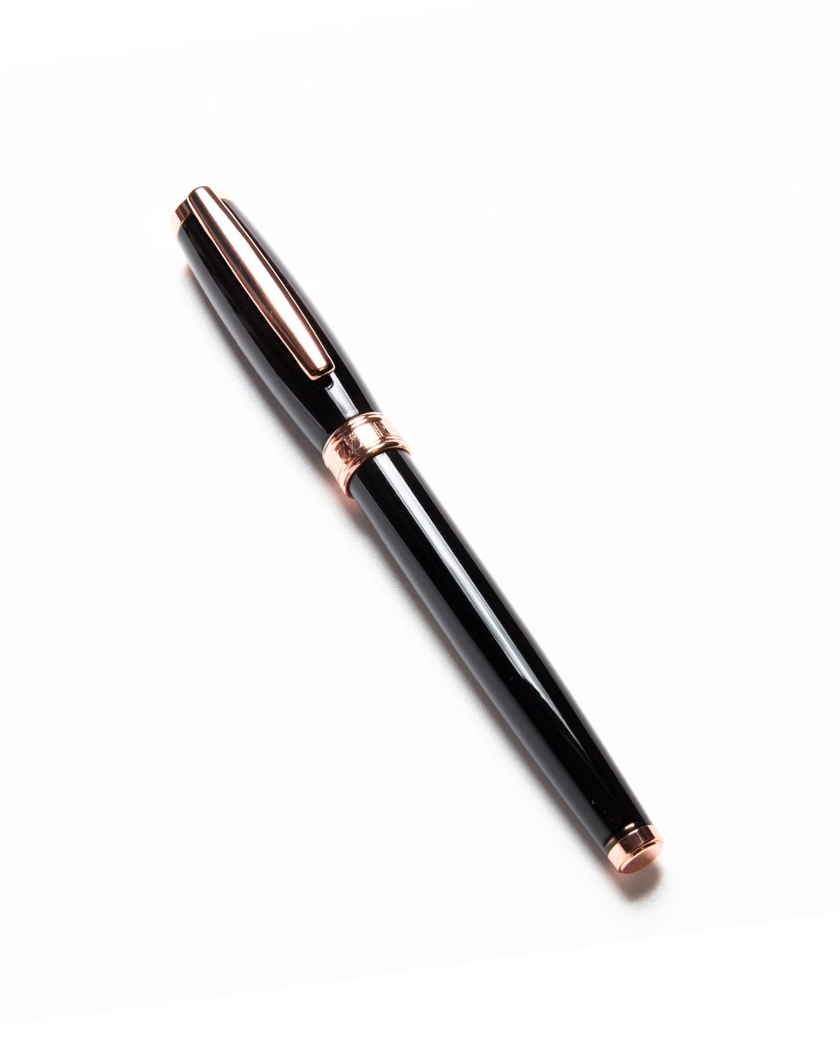 pluma bizzarro negro con rose gold tinta azul