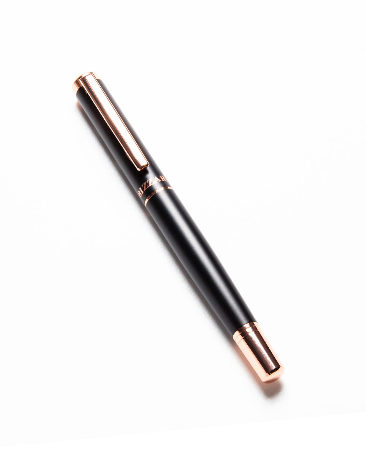 pluma bizzarro negra  con rose gold tinta azul