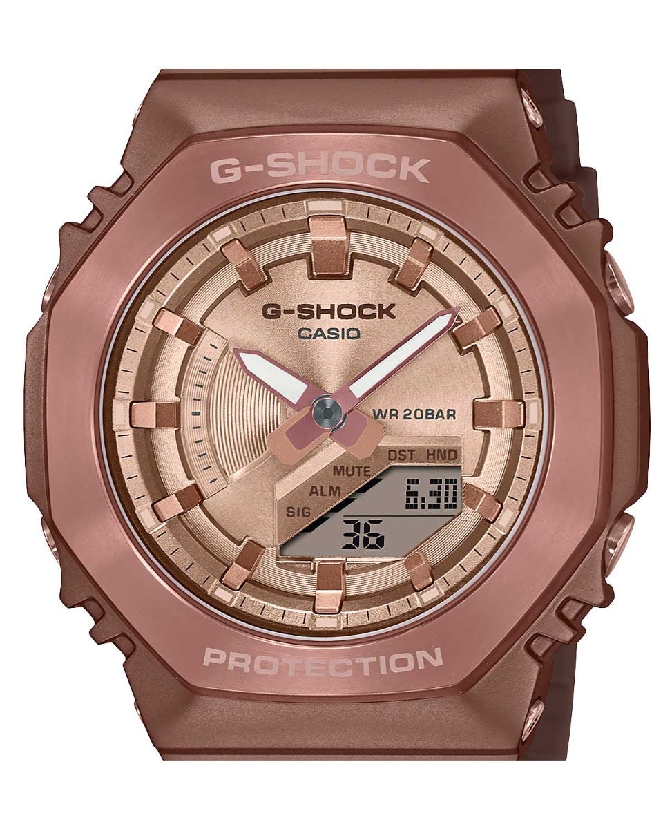 Reloj Casio G-Shock, para dama, resistencia a impactos, esfera y la correa en bronce monocromático, bisel de metal con baño de iones marrón.
