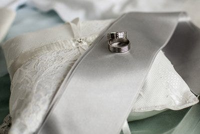 Argollas de matrimonio y cojín