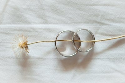 Argollas y flor