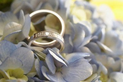 Argollas de matrimonio y flores