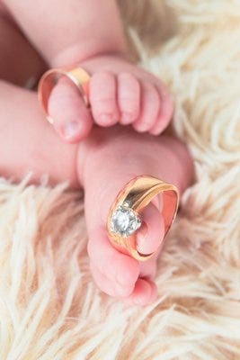 Argollas de matrimonio y bebé