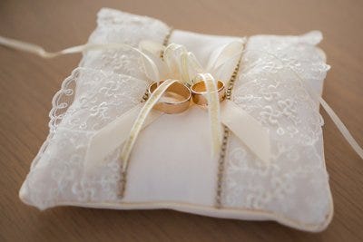 Argollas de matrimonio y cojín