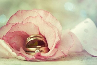 Argollas de matrimonio y flor