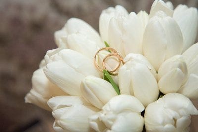 Argollas de matrimonio y flores