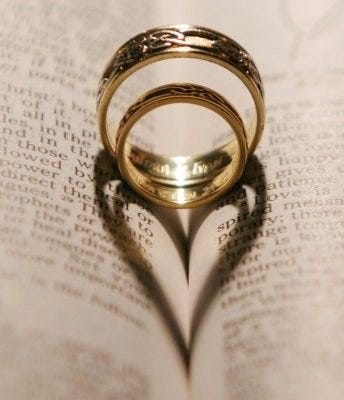 Pareja y argolla de matrimonio