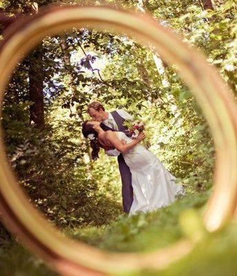 Pareja y argolla de matrimonio